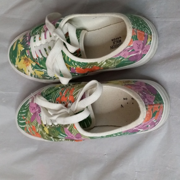 Avon sneakers flower design size 8 - Picture 3 of 4